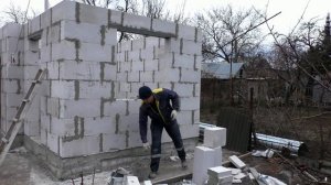 ГАЗОБЛОК=перекрываем ДВЕРНЫЕ и ОКОННЫЕ проёмы УГОЛКАМИ. КОСЯК подвала=ТРЕЩИНЫ в стенах=ПРОШУ совета