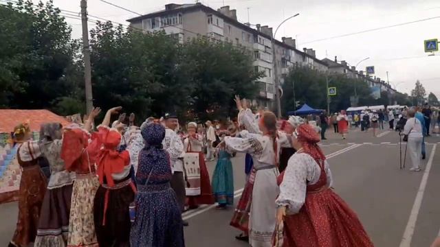 Народные танцы на "Серовском Арбате" / www.serovglobus.ru смотреть онлайн