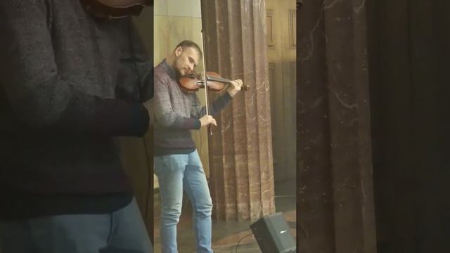 случайный музыкант в метро смотреть онлайн