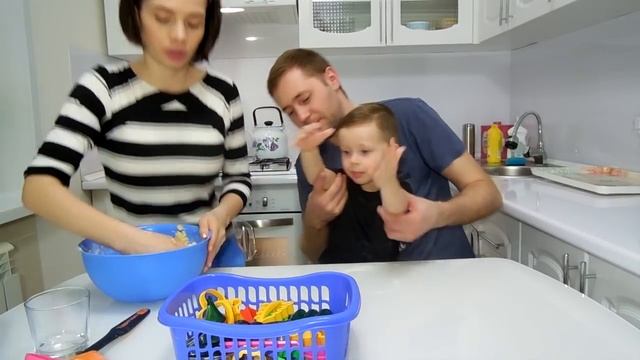 Печем печенье всей семьей / Быстрый рецепт печенья / Bake cookies смотреть онлайн