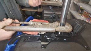 Как заменить газлифт в офисном кресле? Ремонт газлифта.