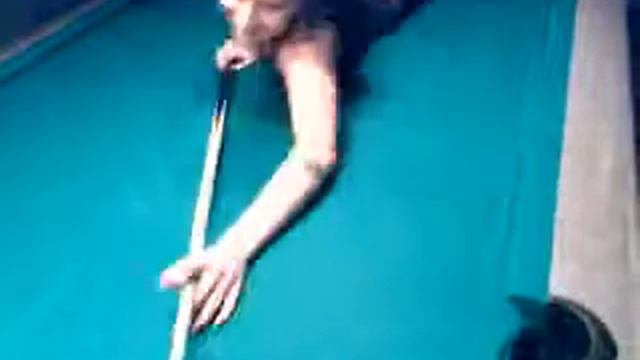 Алиса спит на столе для пула смотреть онлайн