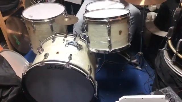 LUDWIG SUPER CLASSIC 1968 WHITE MARINE PEARL DRUM SET смотреть онлайн