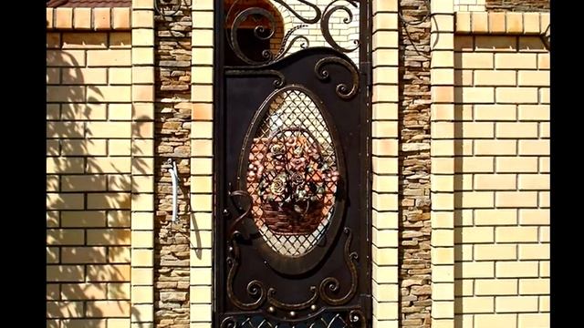 Красивая кованая калитка для частного дома необычные столбы забор из кирпича камень плитка смотреть онлайн