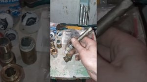 ⁉️Чем и Как Закрутить металлическую Американку под шестигранник если нет специального ключа