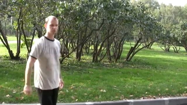 Катаемся на роликах и поднимаем предметы смотреть онлайн