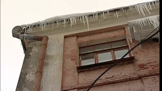 Прокуратура требует от Кировского управдома убрать сосульки и снежные навесы с крыш домов