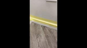 Обработка герметикой щелей на плинтусе