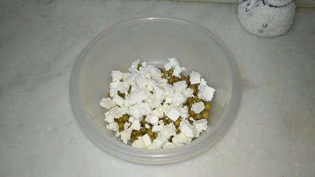 Салат с консервированным горошком и сыром....САЛАТ ИЗ ДОСТУПНЫХ ПРОДУКТОВ!!! смотреть онлайн