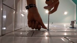 Монтаж дюбеля молли при помощи монтировки и гаечного ключа.