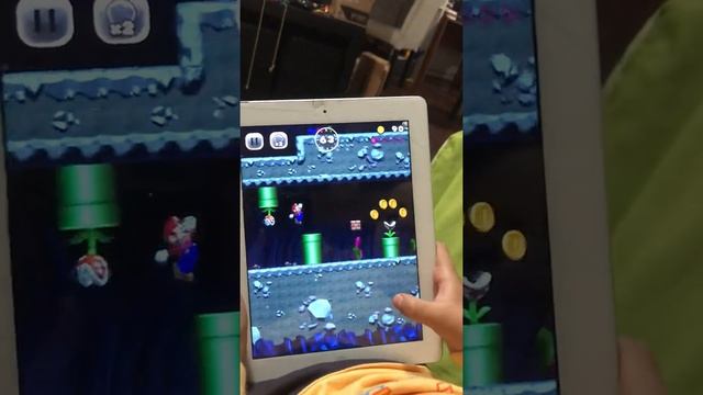 Edu playing Súper Mario Bros for iPad. 1-2 смотреть онлайн