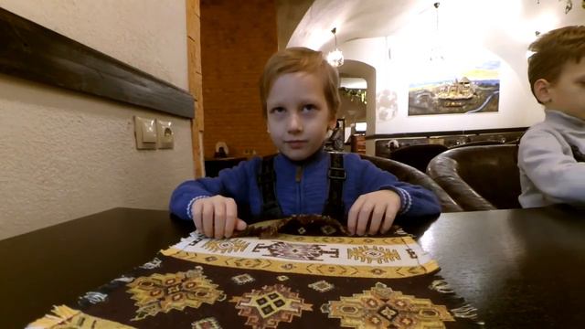 Прогулка по городу, снеговик грузовик и катание на ледянках смотреть онлайн