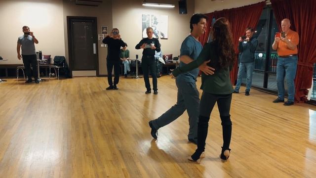 Intermediate tango step: Simple spiral molinete into front boleo in intermediate tango class. смотреть онлайн
