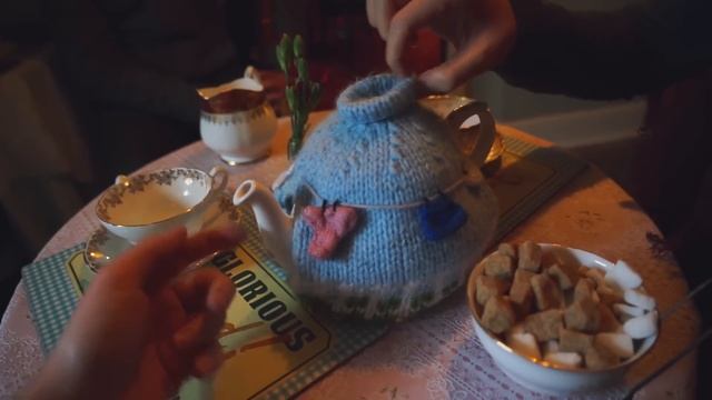 British Food Tour - 5 Dishes You HAVE to Try in England! (Americans try British food) смотреть онлайн