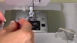 Singer Heavy Duty 4423 5 Inserting the Bobbin