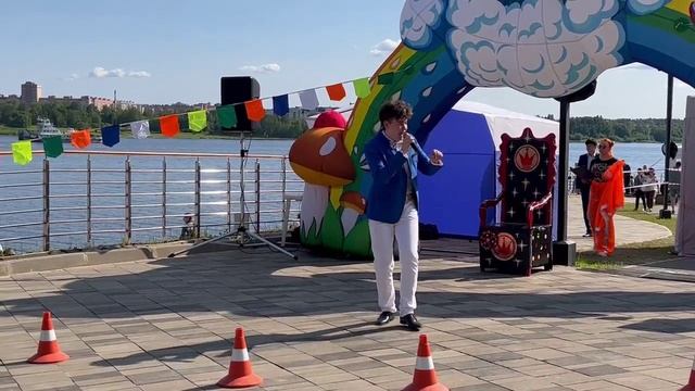 Королева красоты- Михаил Кудрявцев. Солист вокально-эстрадной студии "Мечта" Череповец.mp4 смотреть онлайн