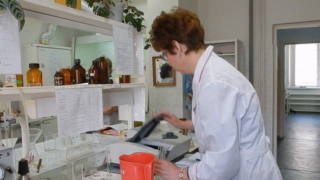 Наталья Мисюра, инженер химик лаборатрии Горводоканала об исследовании воды на спектрофотометре смотреть онлайн