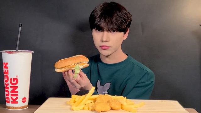SUB)버거킹 햄버거 불고기와퍼 롱치킨버거 먹방 ASMR MUKBANG Hamburger Korean Eating Show Eating Sounds смотреть онлайн