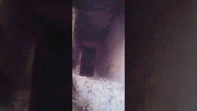 Скрытая камера в тёмном коридоре заброшенной на половину общежитии.Часть 2. смотреть онлайн