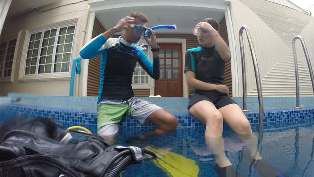 попробуйте урок подводного плавания для начинающих от Wally Moray в лагере DiveMakers. смотреть онлайн