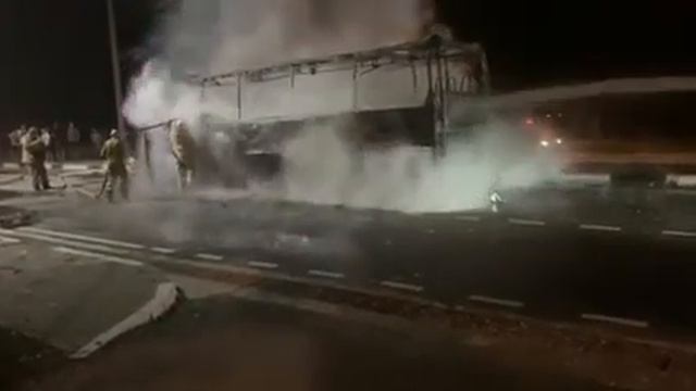 На трассе сгорел пассажирский автобус, следовавший в Таганрог смотреть онлайн