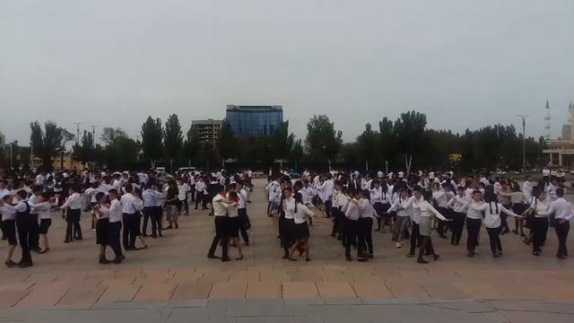 Сотни пар закружились в Победном вальсе в центре Бишкека смотреть онлайн