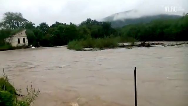 VL ru - река Амба угрожает затопить село Занадворовка смотреть онлайн