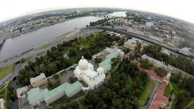 Колокольный звон в Свято-Троицкой Александро-Невской лавре с 18 тонником смотреть онлайн