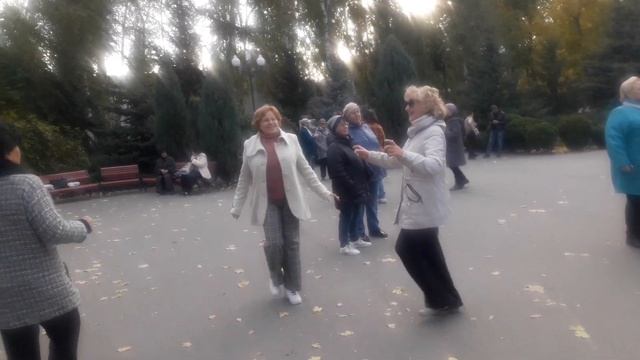Последний луч света ушедшего лета!!! Танцы в парке Горького!!!Харьков 2021 смотреть онлайн