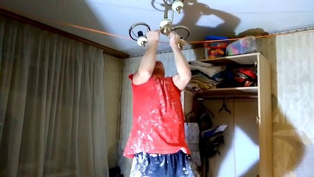 Подтягиваюсь на люстре. Сколько она продержится?? Смешно до слез. Прикол. смотреть онлайн
