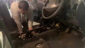 Разборка салона автомобиля Toyota Land Cruiser Prado 95 перед химчисткой