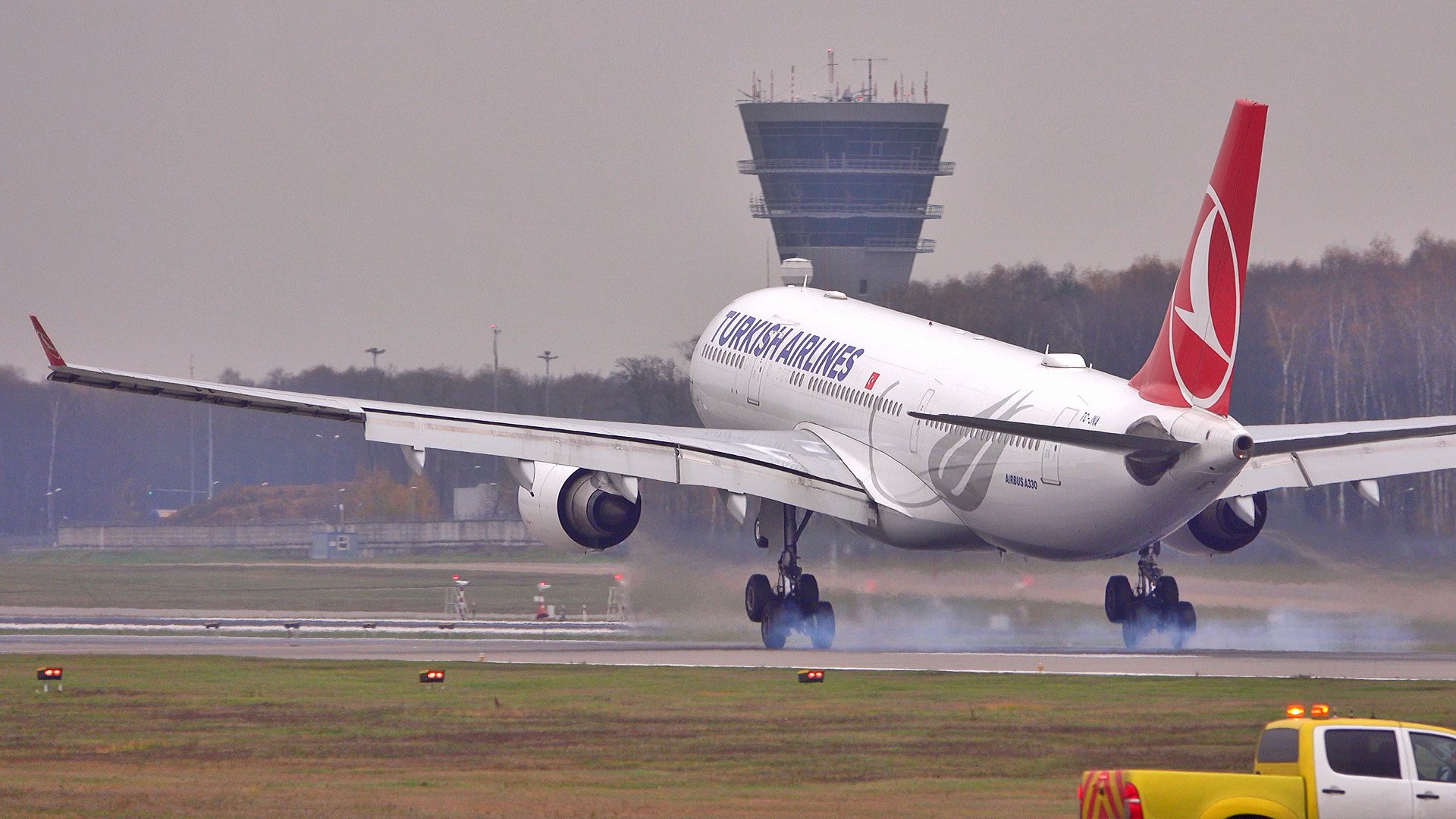 За несколько дней до первого снега... Внуково, ноябрь, 2022. Самолёты, взлёты и посадки. смотреть онлайн