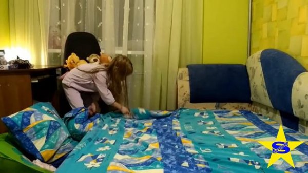 КАК Я ПОМОГАЮ МАМЕ. РАССТИЛАЮ КРОВАТЬ. ЛОЖИМСЯ СПАТЬ