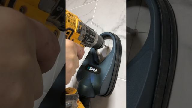 Сверление отверстий в плитке без сколов и пыли.