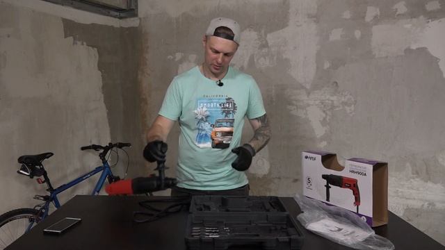 Как повесить картину и чем отличается перфоратор от дрели // Бать, как? смотреть онлайн