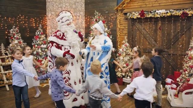 Поющие дед Мороз и Снегурочка смотреть онлайн