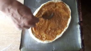 Пасхальный барашек из дрожжевого теста.  Easter lamb made from yeast dough