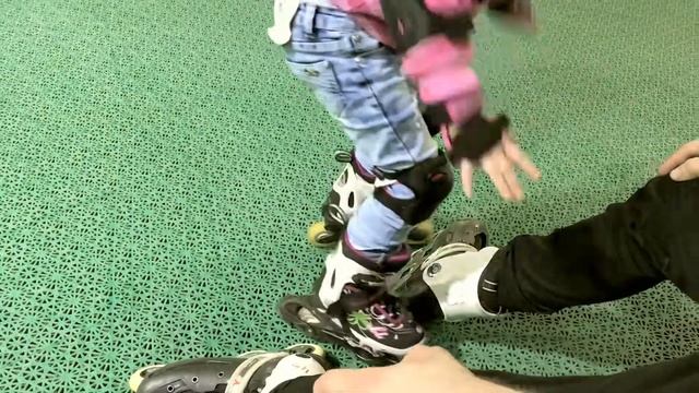 Влог едем на роллердром Видео для детей Как научить ребенка кататься на роликах за 30 минут смотреть онлайн