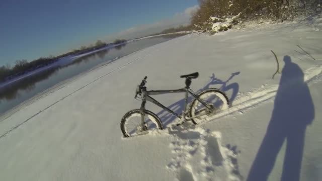 Зимой на велосипеде | катаюсь по снегу в Краснодаре смотреть онлайн