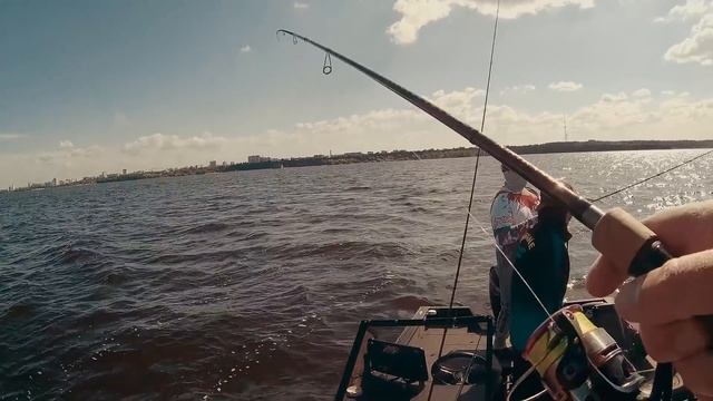 КИЛОГРАММОВЫЕ ОКУНИ-АРБУЗЫ - здесь это МЕЛОЧЬ! Ловля крупного окуня на спиннинг с лодки смотреть онлайн