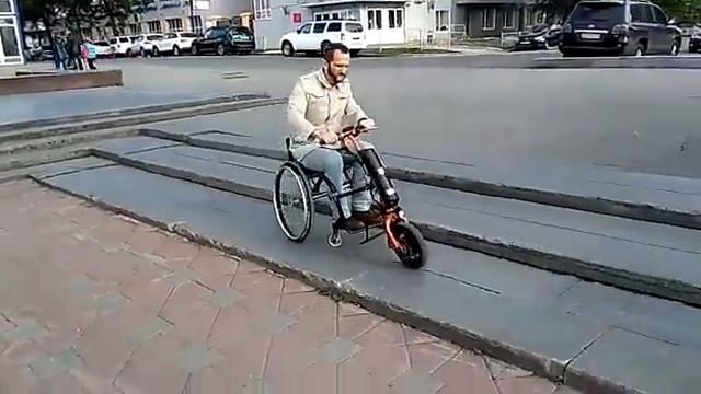 UNA WHEEL можно и по лестнице :-) смотреть онлайн