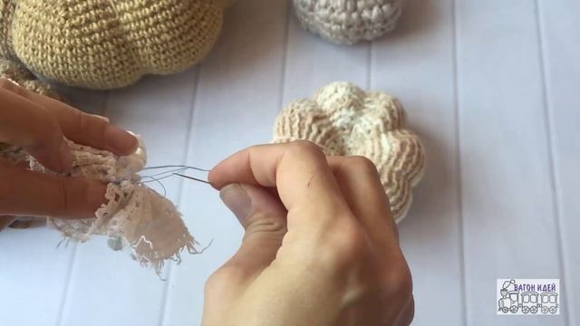 Декор на Хеллоуин - Вязаная тыква с декором - Вяжем и украшаем тыкву смотреть онлайн