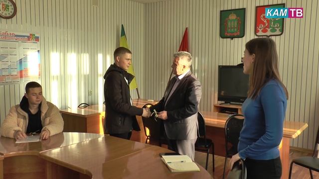 Ключи ещё от трёх квартир получили граждане из категории детей - сирот смотреть онлайн