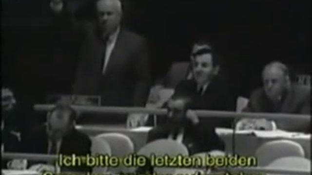 Хрущев стучит ботинком