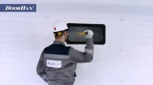 Краш-тест стекла секционных ворот DoorHan. Молоток против стекла