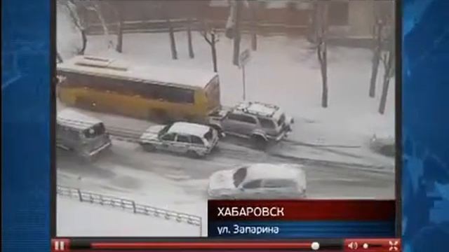 Джип толкнул автобус в горку смотреть онлайн