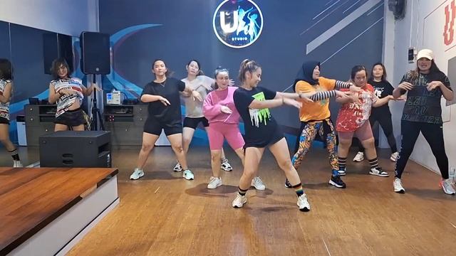 JANDA PIRANG - REMIX DJ IMUT | RM CHOREO ZUMBA & DANCE WORKOUT смотреть онлайн