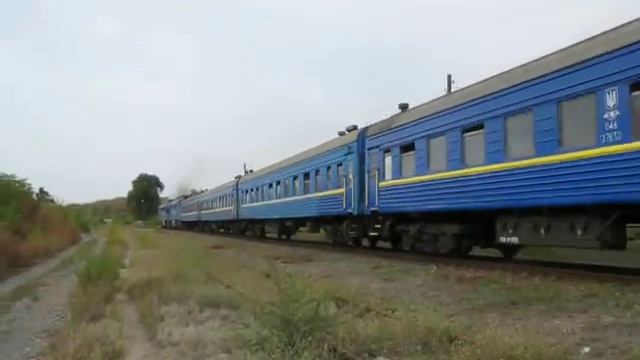 2ТЭ116-1423 с апостоловским пригородным отправляется с Сурского смотреть онлайн