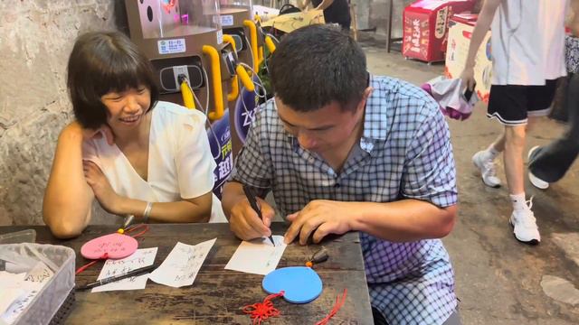 大姐到重庆的第一天，妹妹带去吃喝玩乐，大家一起玩得很开心【乡村大姐】 смотреть онлайн