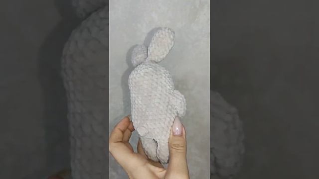 Зайка с букетом по МК Екатерины Карамановой#амигурумикрючком#вязаниеигрушек #зайкакрюяком#амигуруми смотреть онлайн